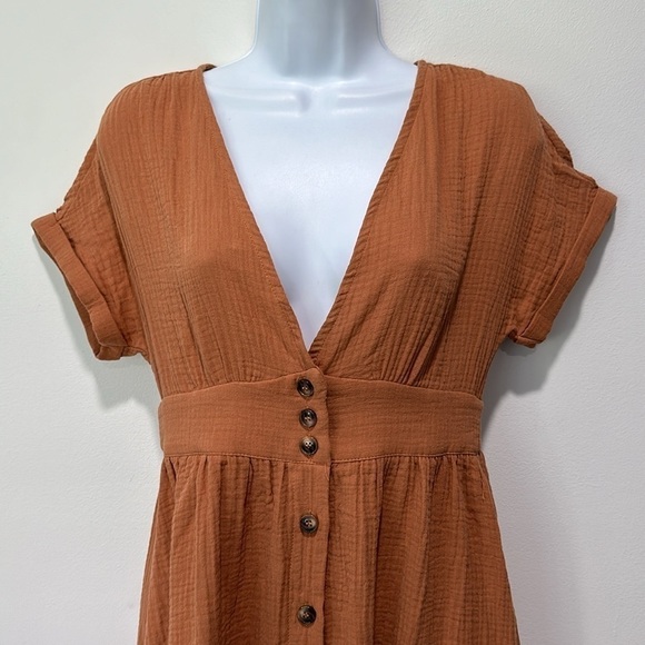 Plunging neck- button front dress - Picture 2 of 5